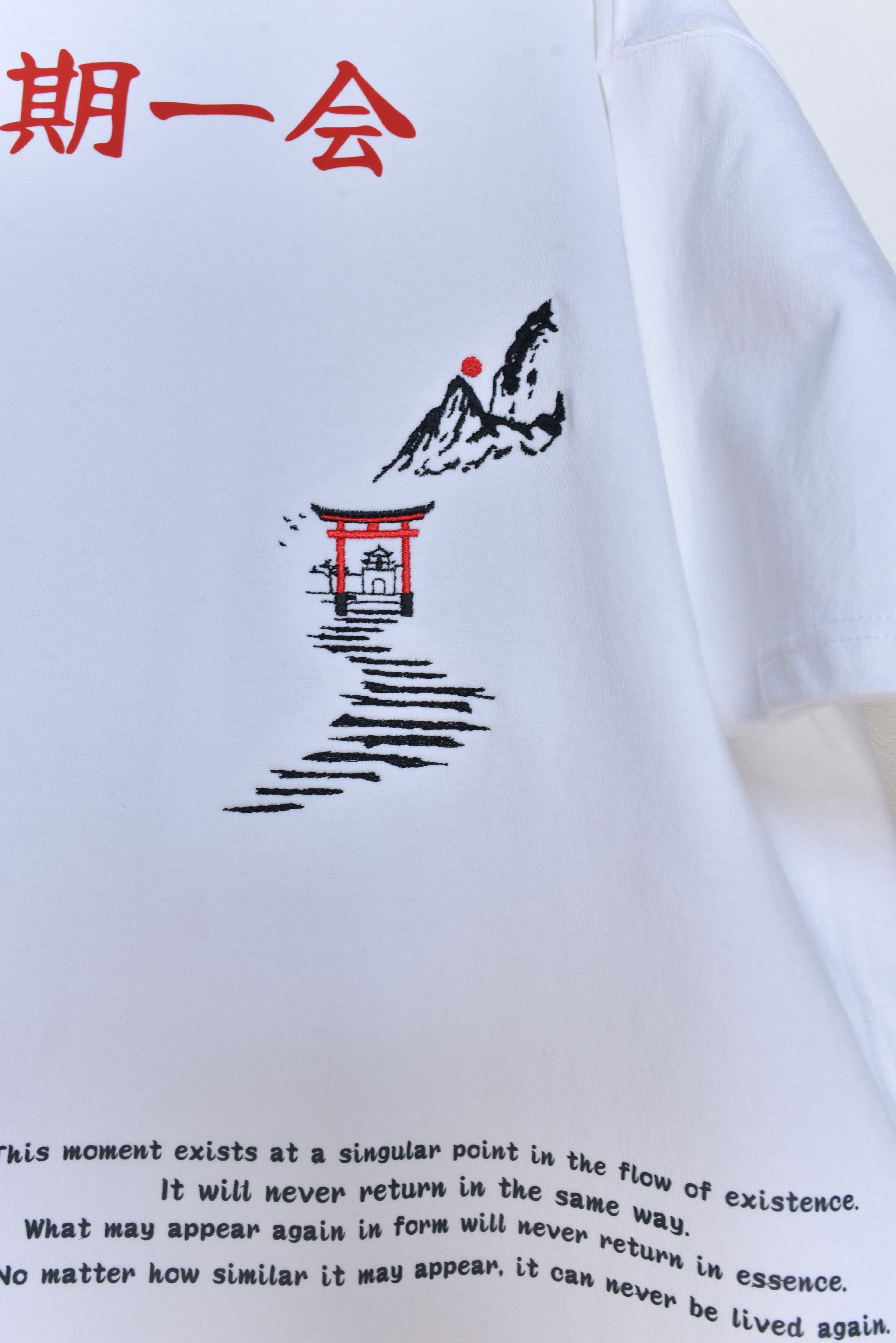 日本の侍の美徳「一期一会」刺繍入り厚手320GSMプレミアムコットンTシャツ | 限定版 | – ホワイト サイズL | グローバル無料配送