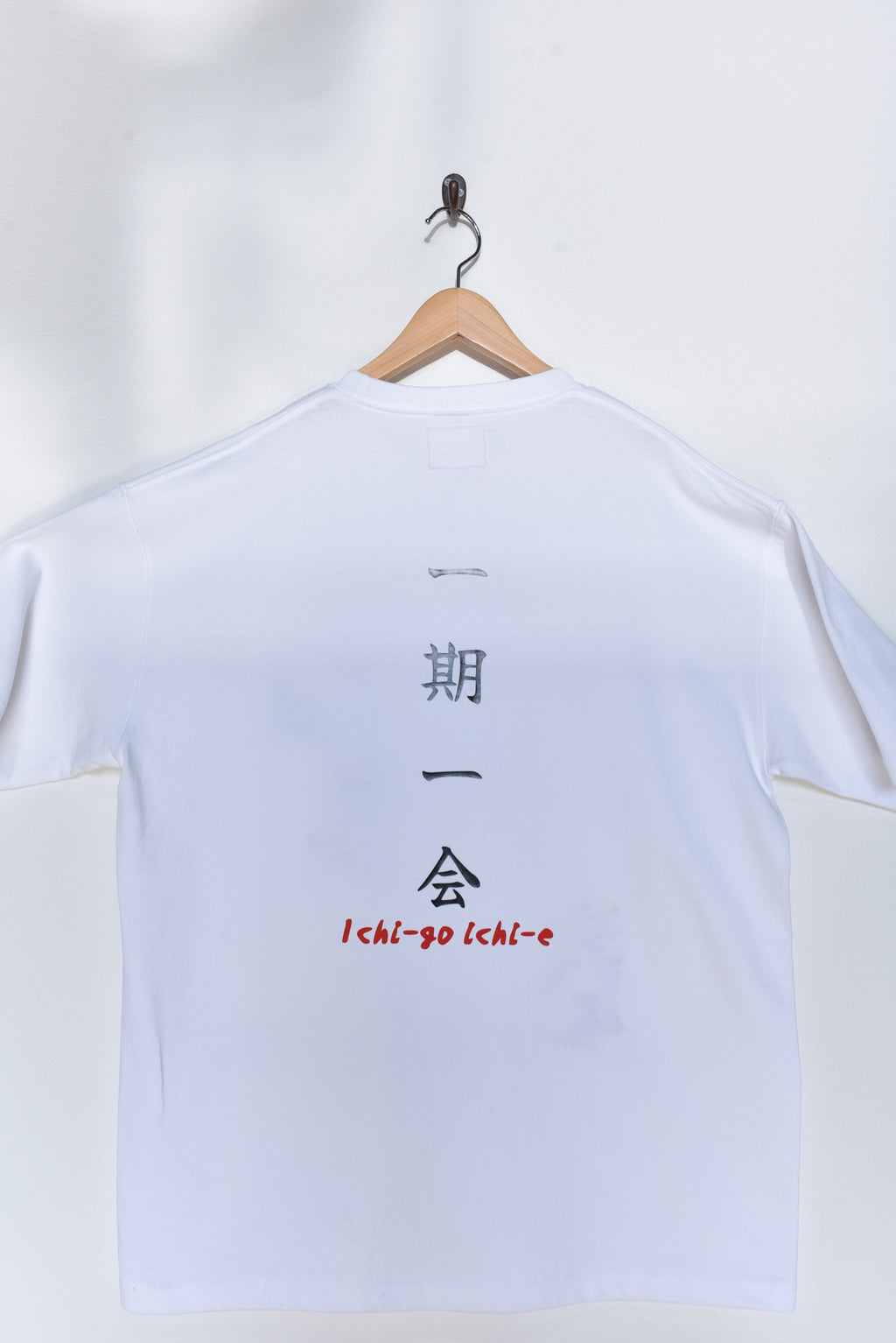 日本の侍の美徳「一期一会」刺繍入り厚手320GSMプレミアムコットンTシャツ | 限定版 | – ホワイト サイズL | グローバル無料配送