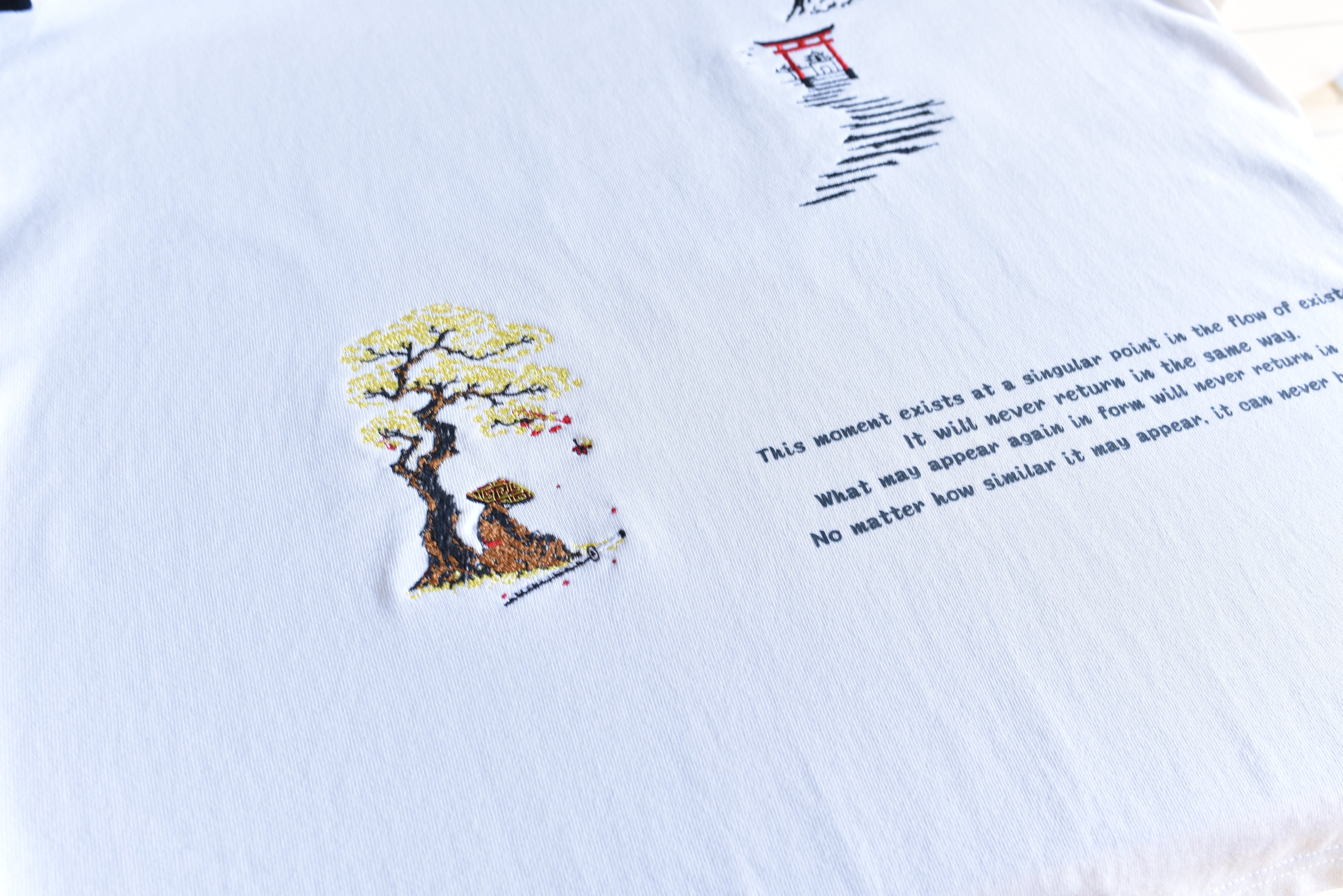 日本の侍の美徳「一期一会」刺繍入り厚手320GSMプレミアムコットンTシャツ | 限定版 | – ホワイト サイズL | グローバル無料配送