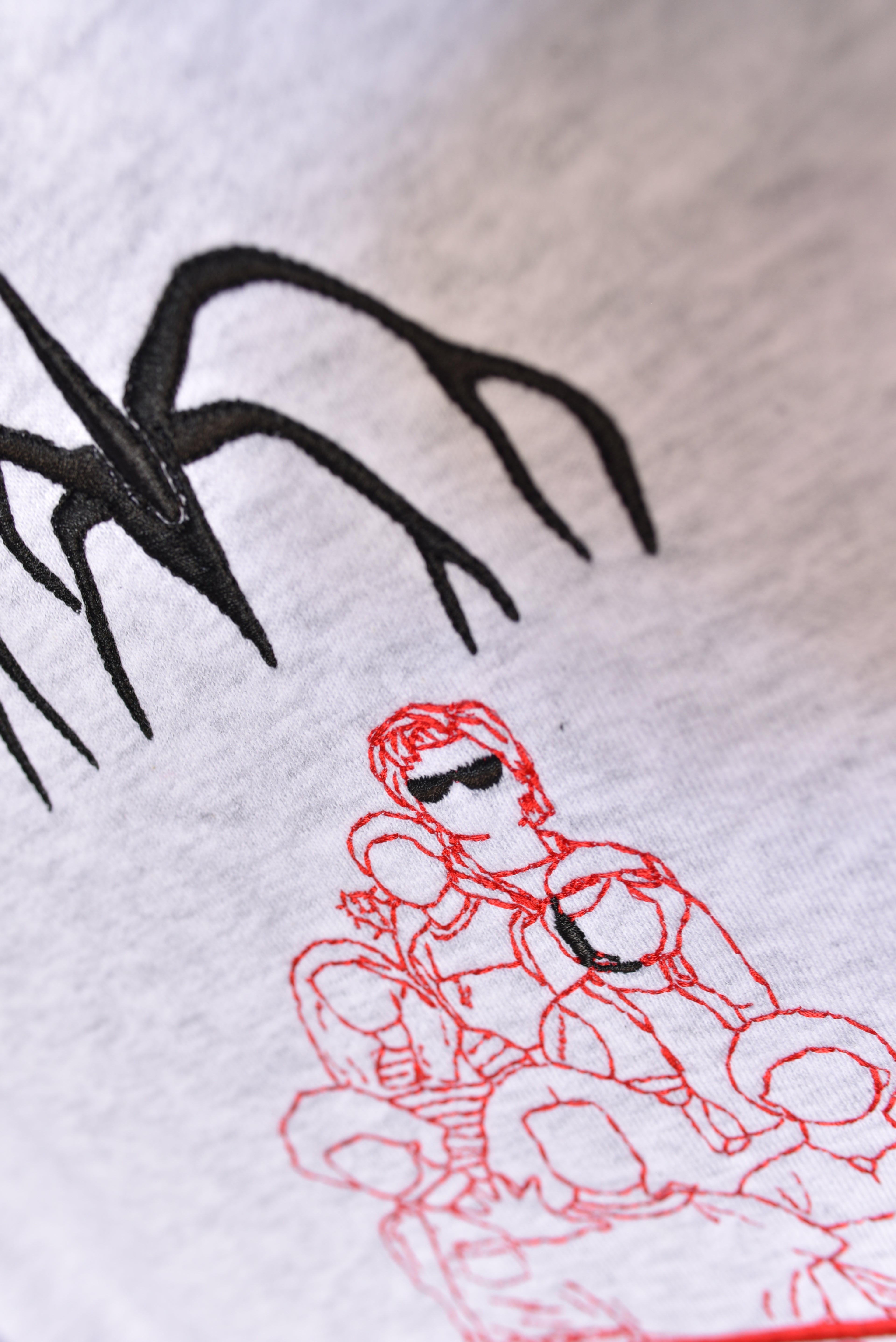 限定版 ストレンジャー・シングス ラインアート刺繍 ヘビーウェイトスウェットシャツ – アッシュ 日本XL | 全世界送料無料