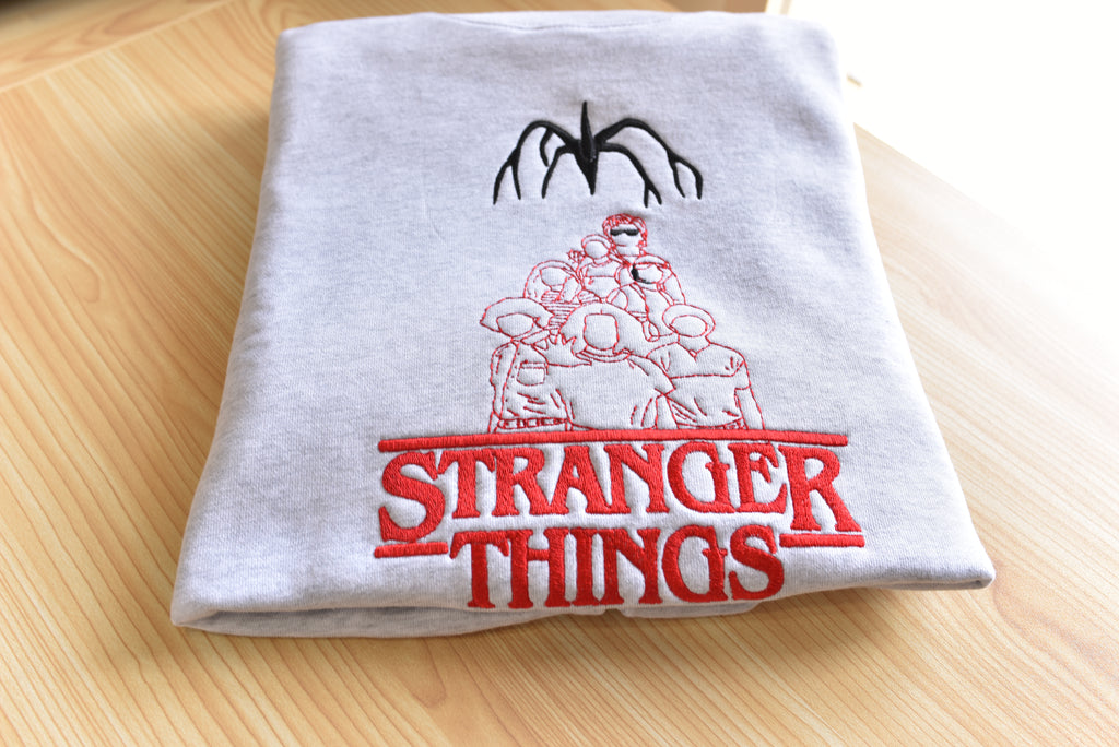 限定版 ストレンジャー・シングス ラインアート刺繍 ヘビーウェイトスウェットシャツ – アッシュ 日本XL | 全世界送料無料
