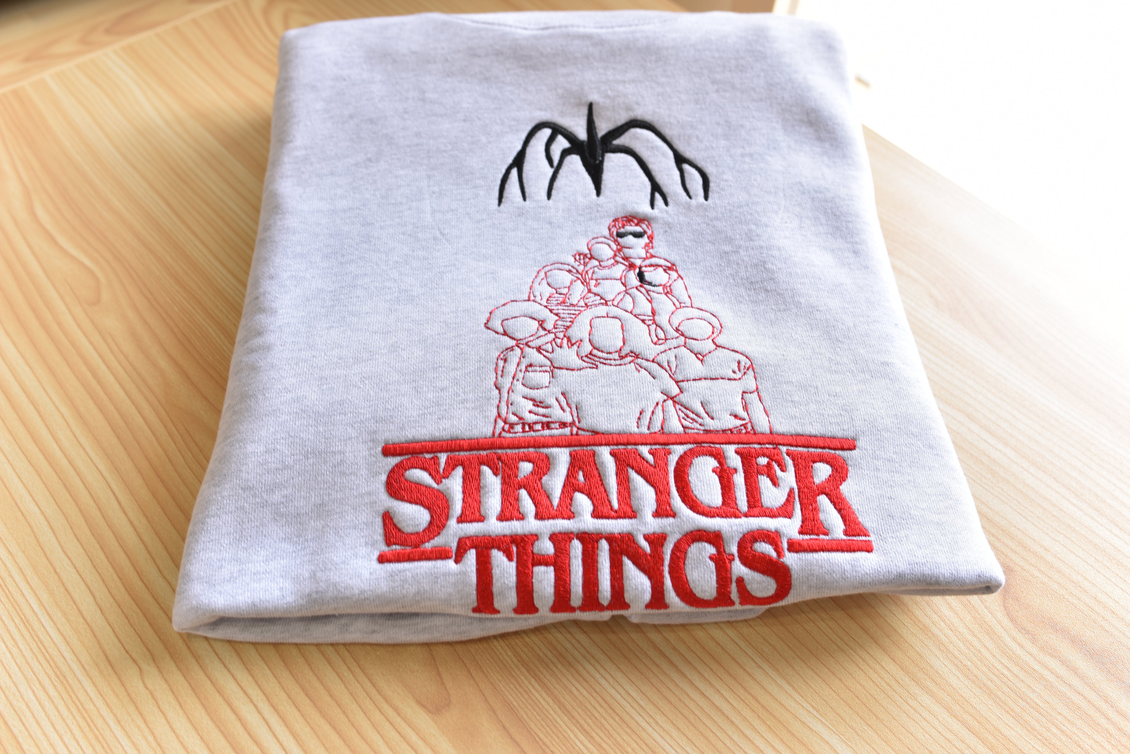 限定版 ストレンジャー・シングス ラインアート刺繍 ヘビーウェイトスウェットシャツ – アッシュ 日本XL | 全世界送料無料