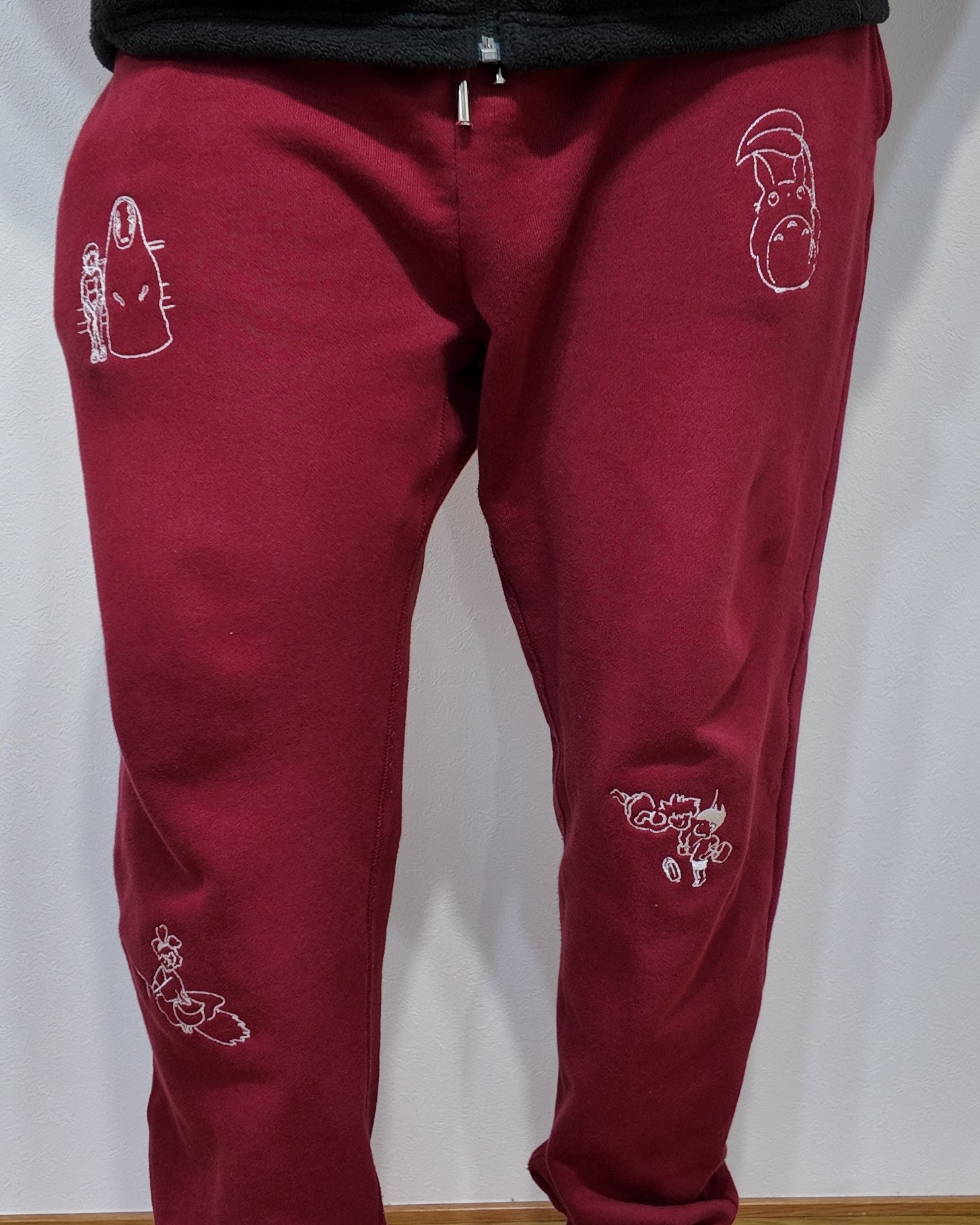 ジブリ風刺繍スウェットパンツ