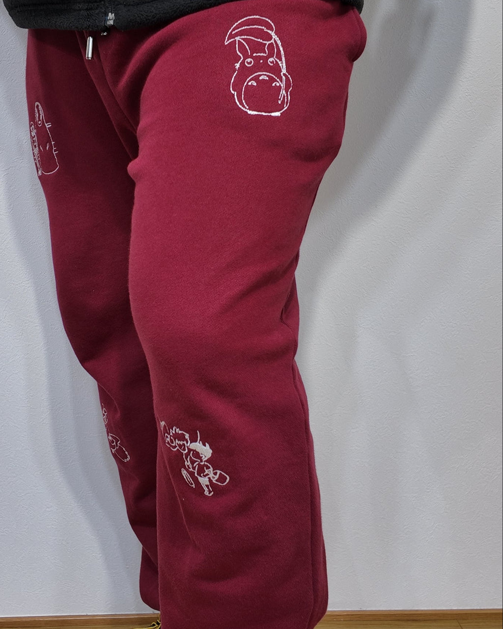 ジブリ風刺繍スウェットパンツ