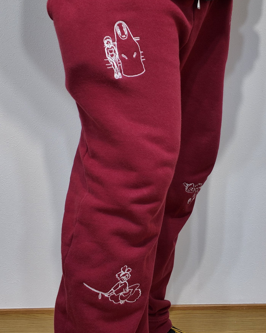 ジブリ風刺繍スウェットパンツ