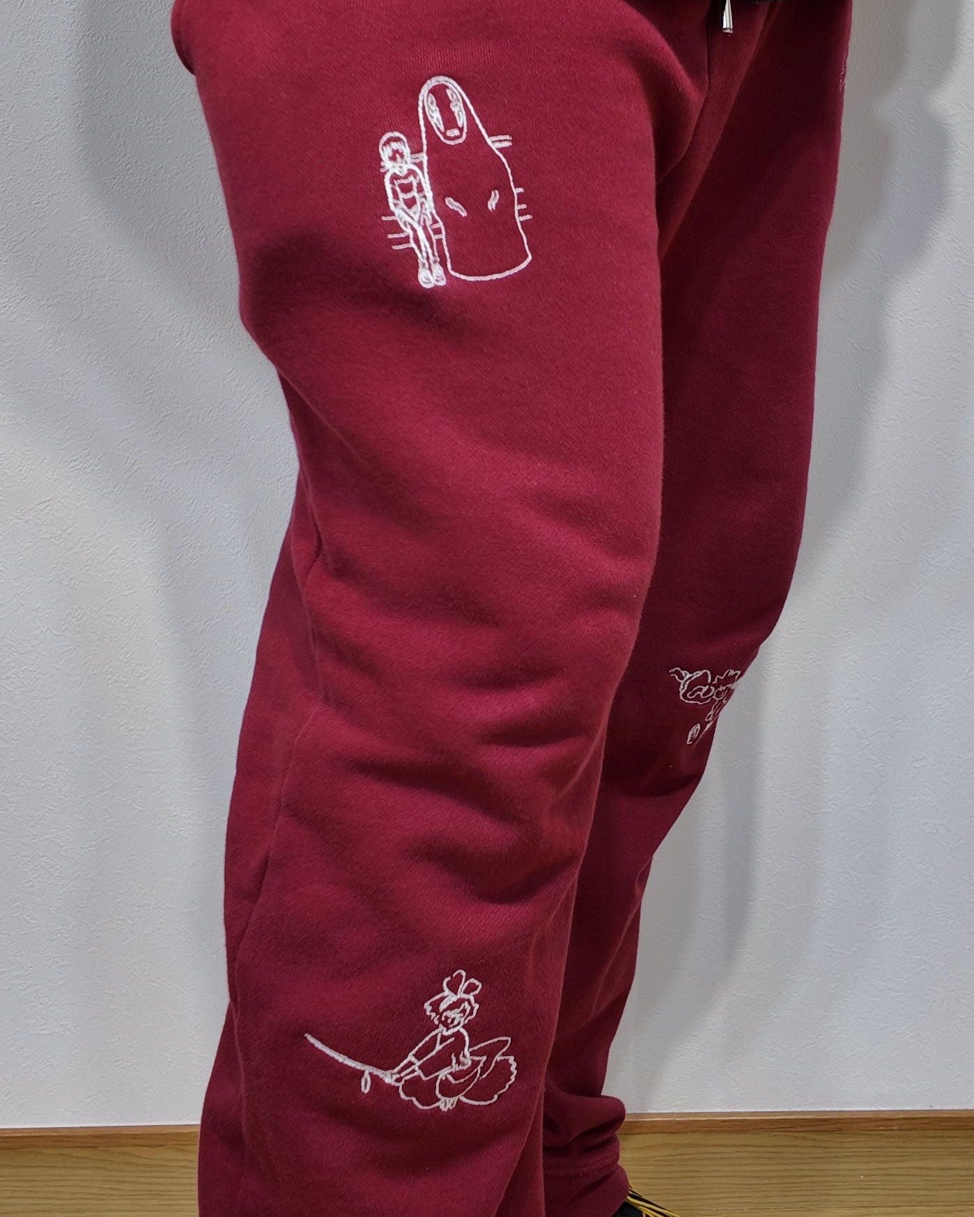 ジブリ風刺繍スウェットパンツ