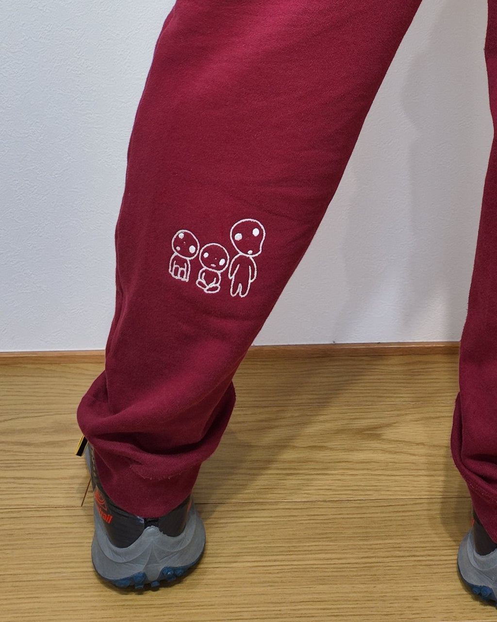 ジブリ風刺繍スウェットパンツ