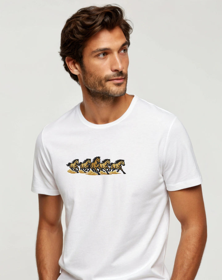 Camiseta bordada de algodón premium de peso pesado con la frase "Spirit of the Wild Gold Stallions Running"